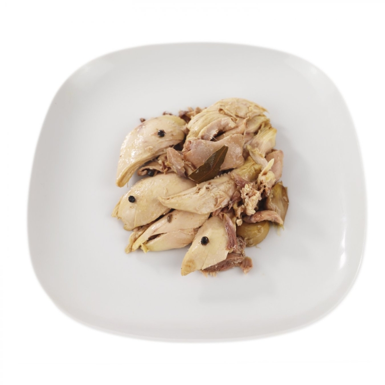 Boneless partridge Guijarro in glass with extra virgin olive oil.